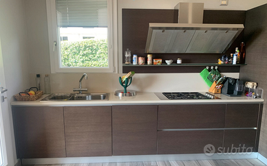 Cucina Varenna Poliform con penisola e sgabelli