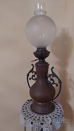 Lampada a petrolio in ottone convertita elettrica