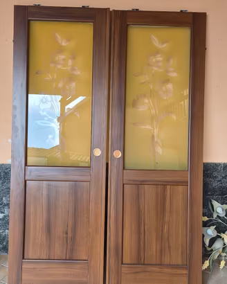 Porta scorrevole doppia anta con vetro decorato 