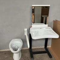 Bagno disabili con specchio