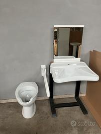 Bagno disabili con specchio