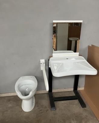 Bagno disabili con specchio