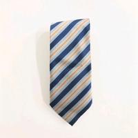 Elegante cravatta a righe con un design raffinato.