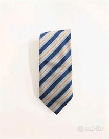 Elegante cravatta a righe con un design raffinato.