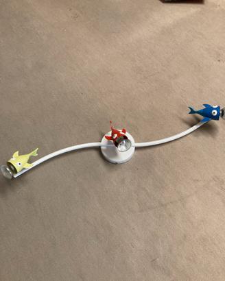 Lampada con pesci orientabili