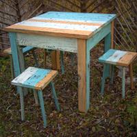 Tavolo in larice con sgabelli. NUOVO