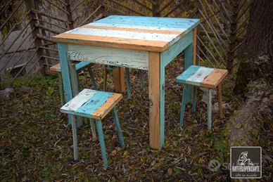 Tavolo in larice con sgabelli. NUOVO