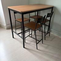 Tavolo da cucina con 4 sgabelli