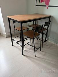 Tavolo da cucina con 4 sgabelli