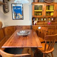 Tavolo con panca e 3 sedie+credendenza