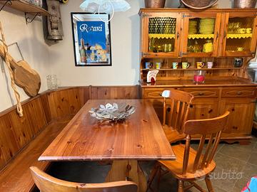 Tavolo con panca e 3 sedie+credendenza