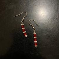 Orecchini pendenti con dettagli rossi e argento