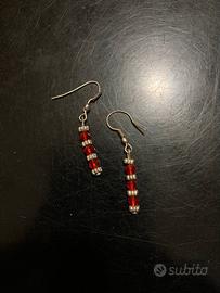 Orecchini pendenti con dettagli rossi e argento