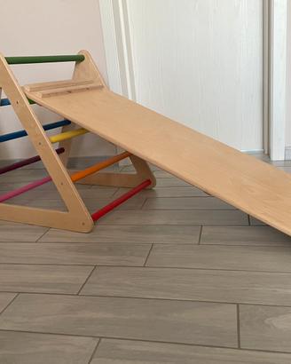 Triangolo di Pikler gioco montessori bambino