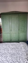 armadio in pino verde salvia