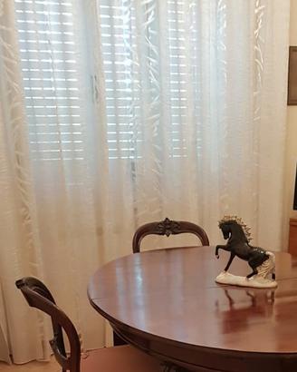 Tende per sala con soffitti alti