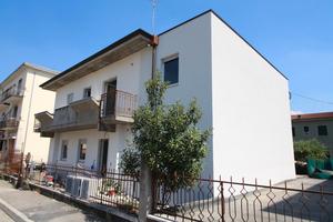 Appartamento in bifamiliare -piano terra