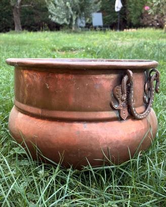 Vaso da giardino in rame con manici
