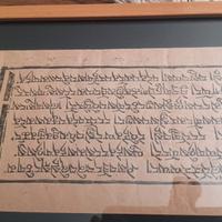 Antica pergamena tibetana sotto vetro