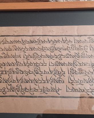 Antica pergamena tibetana sotto vetro