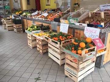 Banchi espositori frutta con magazzino casse