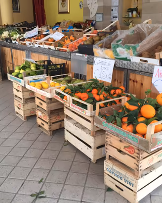 Banchi espositori frutta con magazzino casse