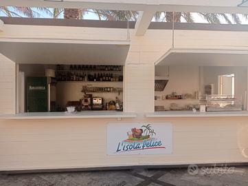 Chiosco in piazza con vista mare