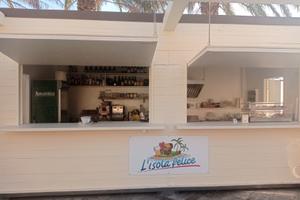 Chiosco in piazza con vista mare