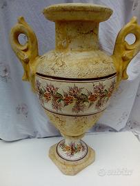 Vasi in terracotta decorti a mani