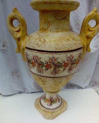 Vasi in terracotta decorti a mani