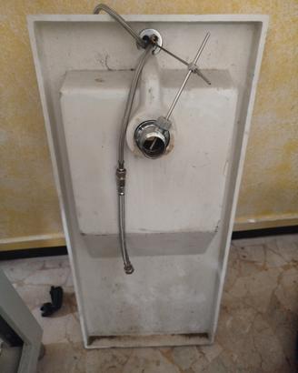 lavabo con rubinetto