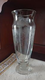 Vaso da fiori in cristallo con incisione floreale