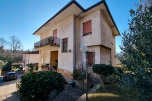 In zona centrale, villino indipendente trilivello