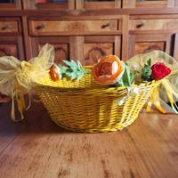 cestino in vimini giallo, fiori di Primavera