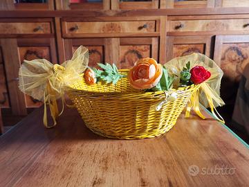 cestino in vimini giallo, fiori di Primavera