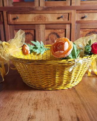 cestino in vimini giallo, fiori di Primavera