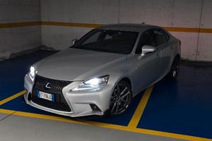 lexus is F-sport 223cv