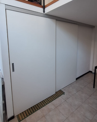 Pannelli a scomparsa in legno laccato bianco