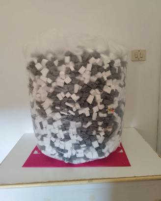 Sacco pieno di polistirolo bianco e grigio