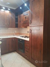 Angolo cottura in legno con elettrodomestici