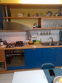 Cucina blu e faggio 