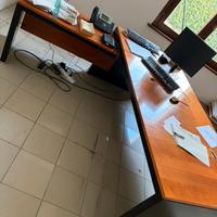 Scrivania, mobile e cassettiera.