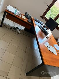 Scrivania, mobile e cassettiera.