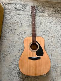 Chitarra acustica  Yamaha con la custodia 