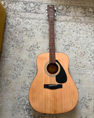Chitarra acustica  Yamaha con la custodia 