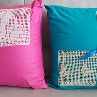 Cuscini con inserti ad uncinetto lavorati a mano