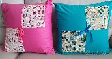 Cuscini con inserti ad uncinetto lavorati a mano