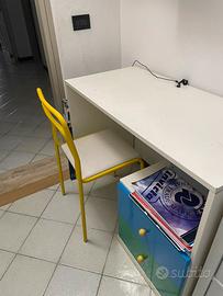 scrivania con 2 cassetti+ sedia