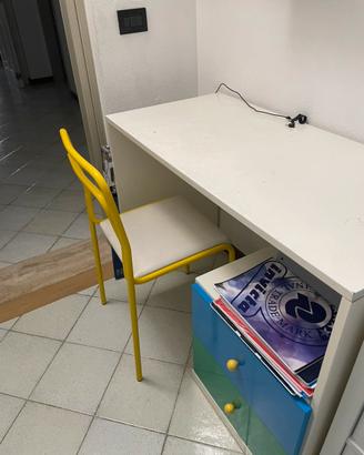 scrivania con 2 cassetti+ sedia