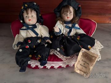 Bambole in ceramica con divano